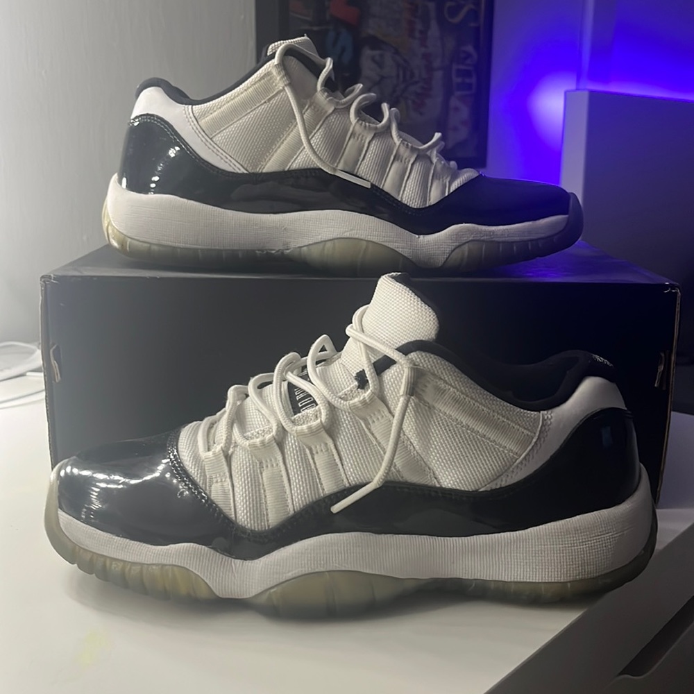 JORDAN 11 LOW CONCORD USED